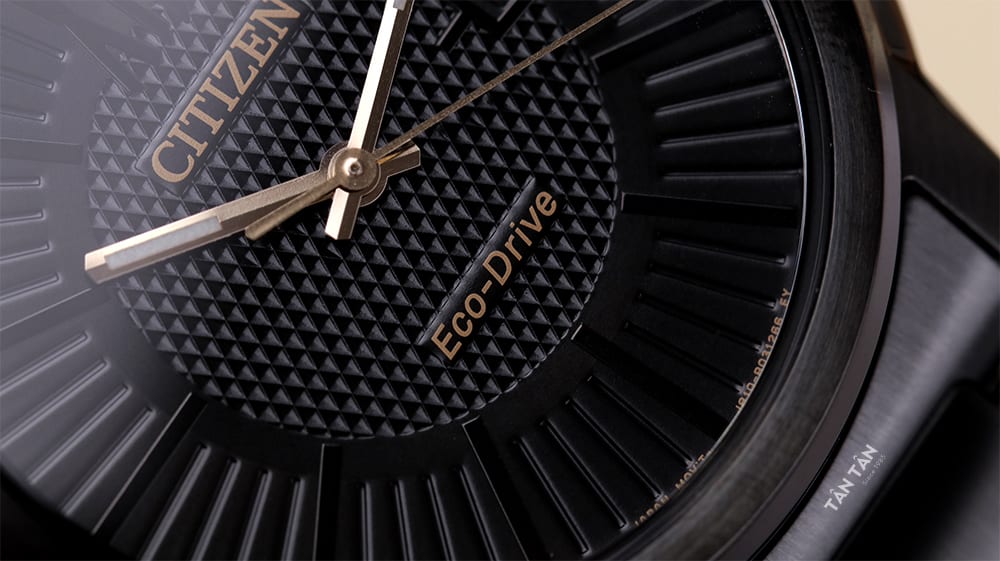 Đồng hồ Citizen AW1217-83E - Tên bộ máy được đặt ở góc 6h