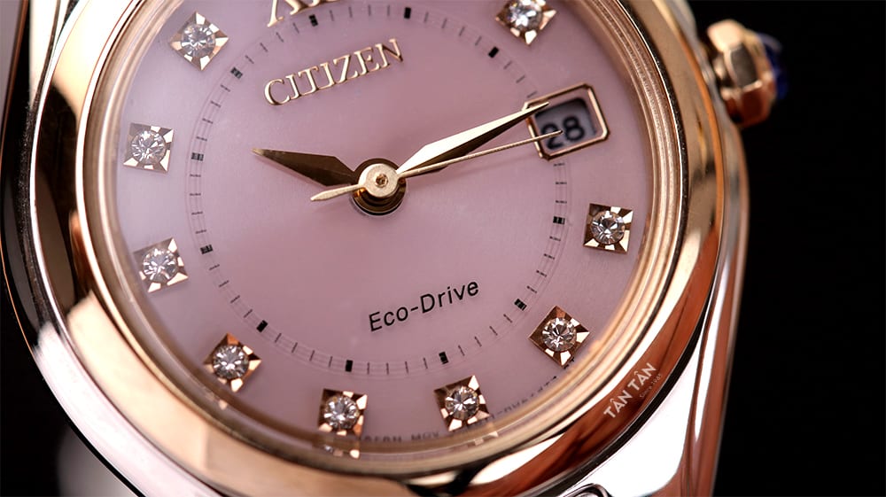 Đồng hồ Citizen EW2546-87X - Tên bộ máy được in ở góc 6h