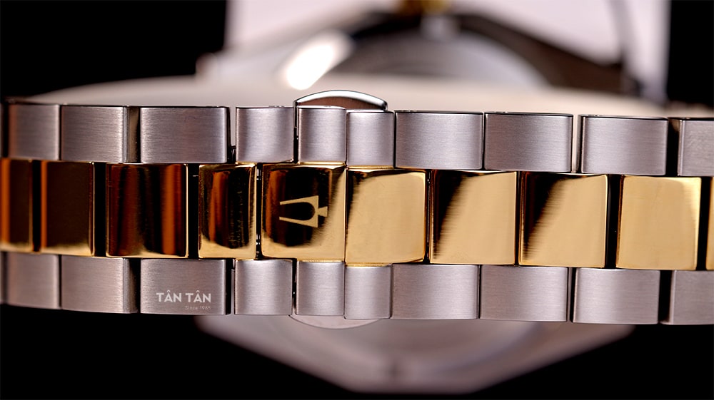 Đồng hồ Bulova 98A284 - Dây đeo với thiết kế 3 mắt chắc chắn