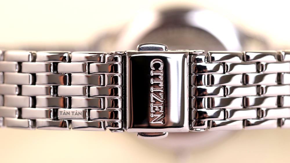 Đồng hồ Citizen EW2530-87A - Dây đeo với những mắt dây nhỏ mềm mại