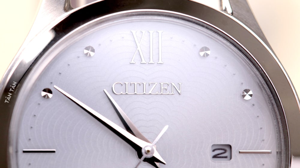 Đồng hồ Citizen EW2530-87A Các cọc giờ và kim có số bắt sáng cao