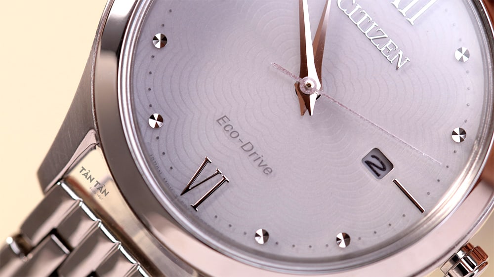 Đồng hồ Citizen EW2530-87A - Tên bộ máy được in ở góc 6h