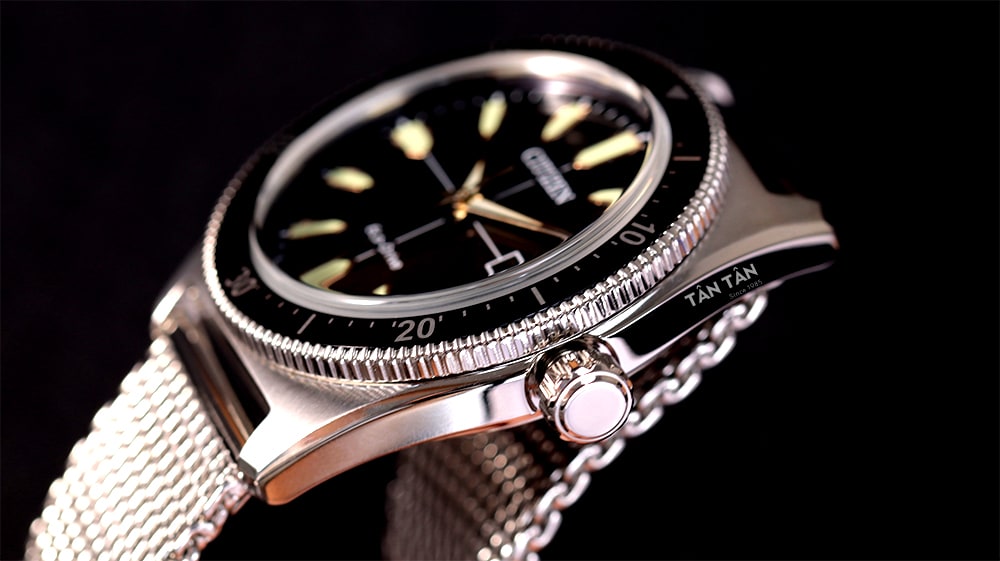 Đồng hồ Citizen AW1590-55E - Bộ vỏ được làm bằng thép không gỉ nguyên khối với thân bên đánh bóng