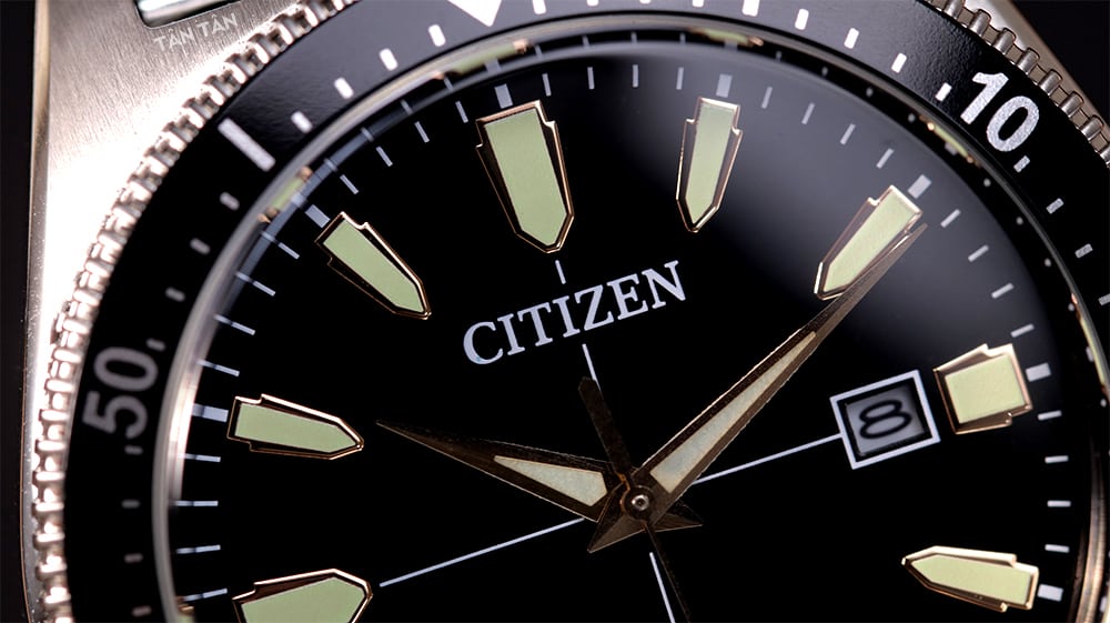 Đồng hồ Citizen AW1590-55E Các chi tiết trên mặt số đồng hồ được làm to bản dễ nhìn