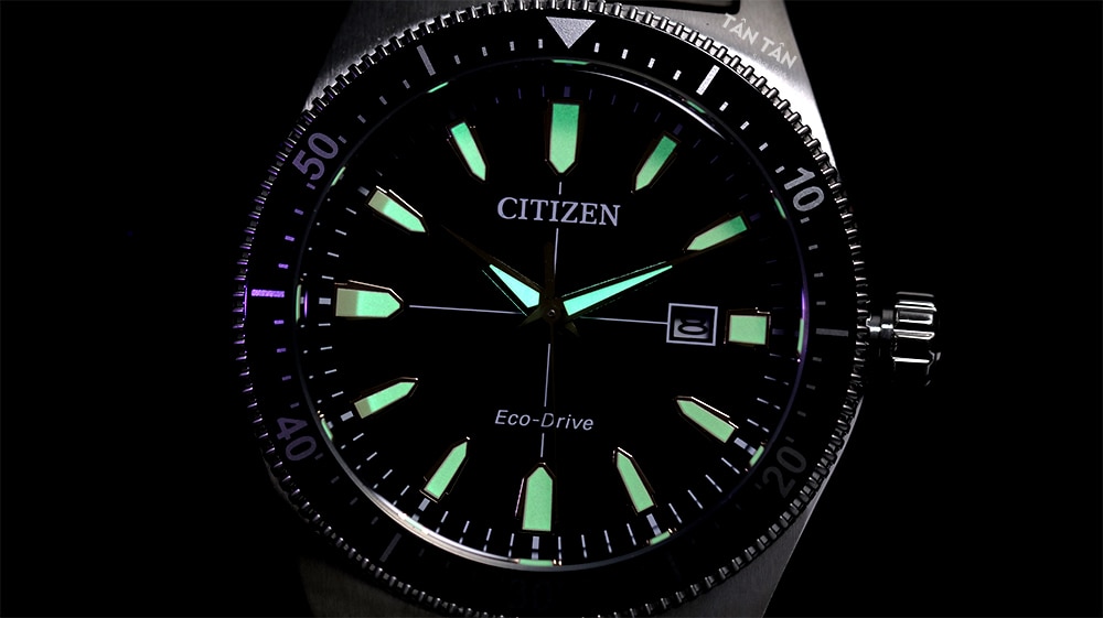 Đồng hồ Citizen AW1590-55E - Các kim và cọc giờ có hiển thị dạ quang với độ sáng cao