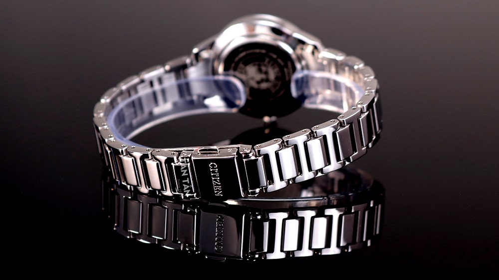 Đồng hồ Citizen EW2590-85N - Dây đeo chắc chắn cùng khóa bướm tiện lợi