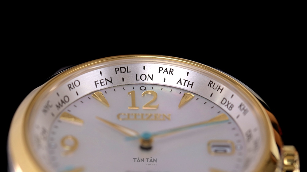 Đồng hồ Citizen FC8008-88D - Viền ngoài mặt số là tên viết tắt của 26 thành phố