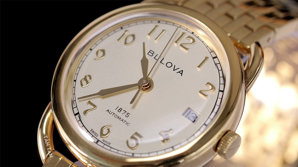 Đồng hồ Bulova 97M118 - Phần kính sapphire làm cong hình vòm mang hơi hướng cổ điển