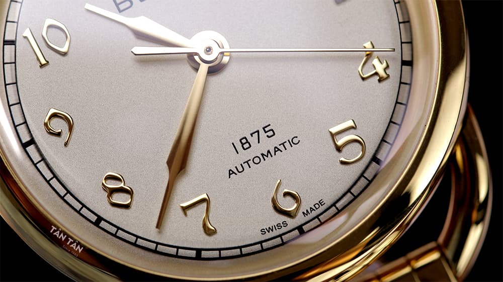 Đồng hồ Bulova 97M118 -  Phía dưới góc 6h là năm thành lập thương hiệu và tên bộ máy