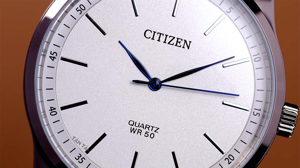 Đồng hồ Citizen BH5000-08A Mặt số đơn giản với bộ kim xanh nổi bật
