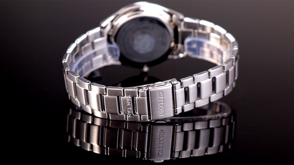 Đồng hồ Citizen BJ6481-58A - Dây đeo được đánh bóng tỉ mỉ cùng khóa gập tiện lợi