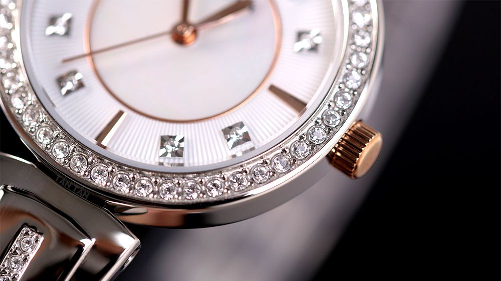 Đồng hồ Bulova 98X126 - Những viên đá swarovski được nạm khéo léo ở viền benzen