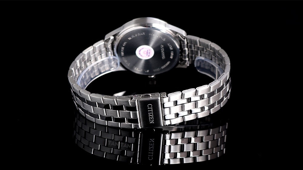 Đồng hồ Citizen BI1050-56L - Dây đeo 5 mắt với những lớp đánh bóng xen kẽ