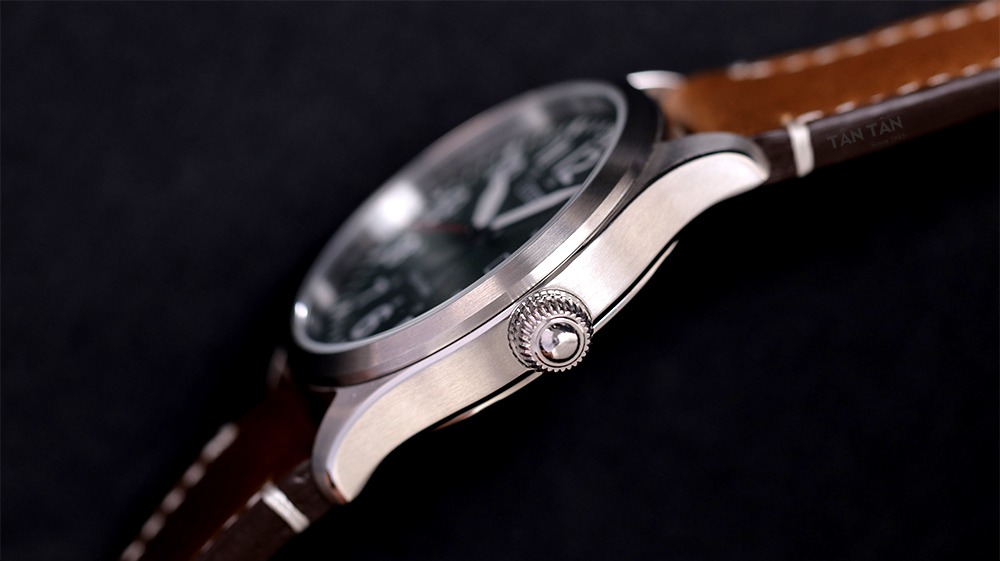 Đồng hồ Citizen AW1620-13X - Vỏ đồng hồ đánh thớ mờ tạo cảm giác khó trầy