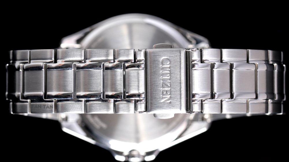 Đồng hồ Citizen CB0250-84L - Dây đeo cũng được làm bằng thép không gỉ nguyên khối