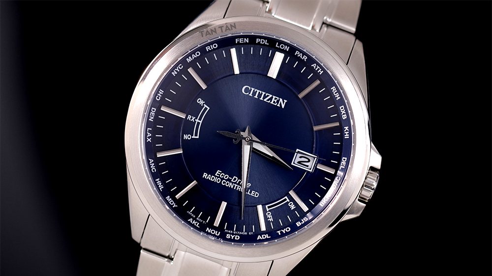 Đồng hồ Citizen CB0250-84L Mặt số màu xanh đậm với các chức năng hiển thị rõ ràng