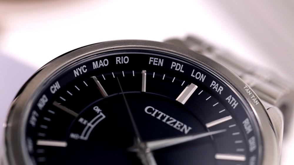 Đồng hồ Citizen CB0250-84L - Tên viết tắt các thành phố được in lên vành phía trong của mặt số