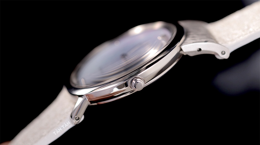 Đồng hồ Citizen EG7091-14A - Thiết kế vỏ mỏng nhẹ thoải mái khi trên tay