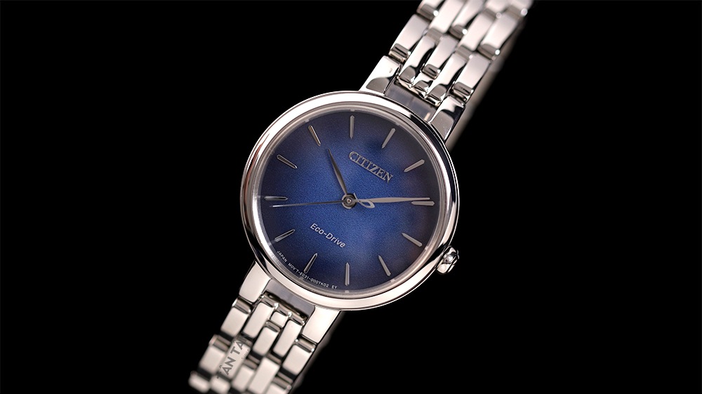 Đồng hồ Citizen EM0990-81L Mặt số màu xanh ombre tạo sự thu hút khi nhìn vào