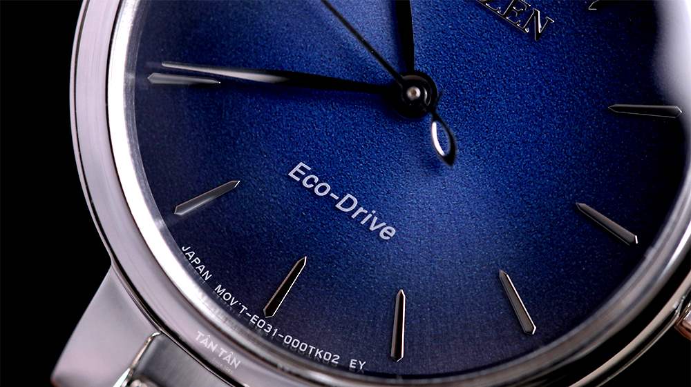 Đồng hồ Citizen EM0990-81L - Tên bộ máy được in rõ dưới gốc 6h