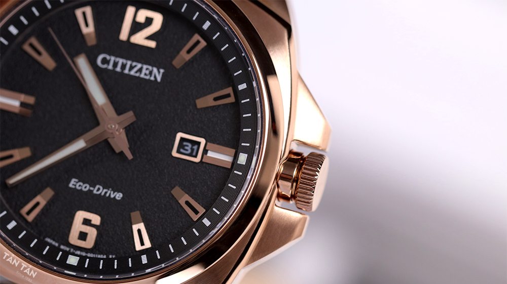 Đồng hồ Citizen AW1723-02E - Bên hông đồng hồ là 2 càng ôm trọn lấy núm chỉnh giờ