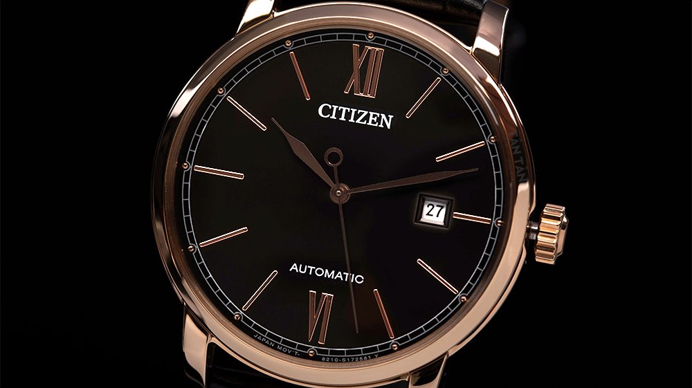 Đồng hồ Citizen NJ0133-12E Mặt số màu đen với cọc số mạ vàng gold sang trọng