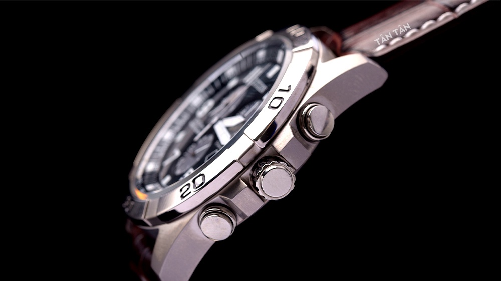 Đồng hồ Citizen BL5551-06L - Núm chỉnh cùng với 2 nút bấm giờ đặc trưng với nút Start/Stop ở góc 2 giờ và góc 4 giờ là nút Reset/Function