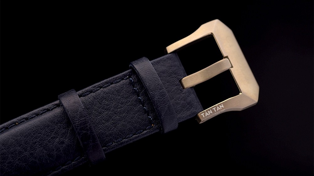 Đồng hồ Citizen CB0204-14L - Dây đeo bằng da mềm mại cùng khóa gài tiện lợi