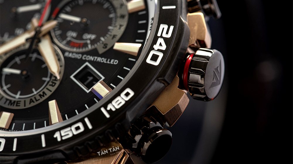 Đồng hồ Citizen CB5038-14E - Bộ vỏ đồng hồ thiết kế góc cạnh với các nút bấm bên cạnh phải