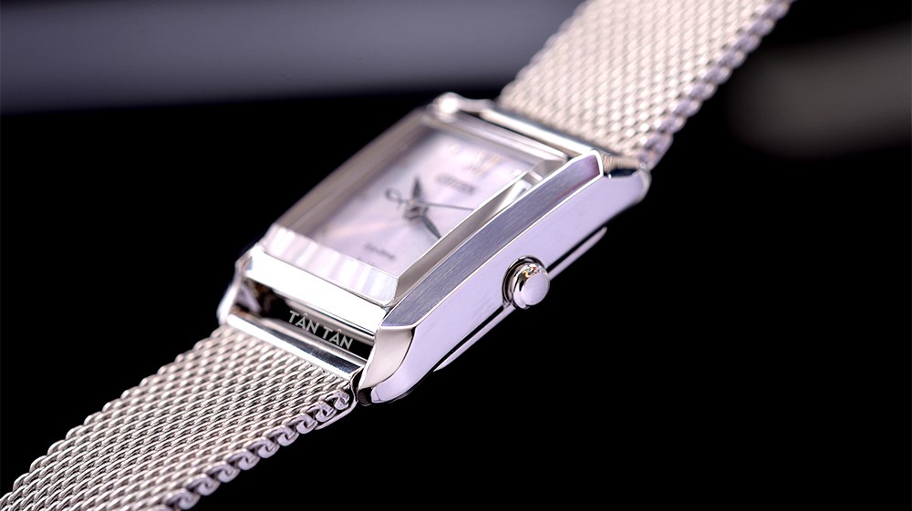 Đồng hồ Citizen EW5590-62A - Núm chỉnh giờ thiết kế tròn được đính đá Spinel cao cấp