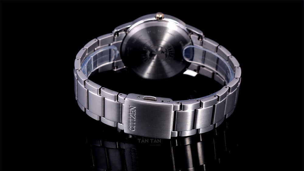 Đồng hồ Citizen AW2024-81E - Dây đeo super titanium được đánh sớ mờ giúp trông đồng hồ khó trầy