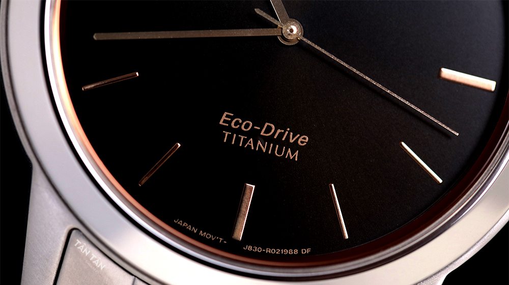 Đồng hồ Citizen AW2024-81E - Tên bộ máy và chất liệu vỏ đặc biệt ở góc 6h