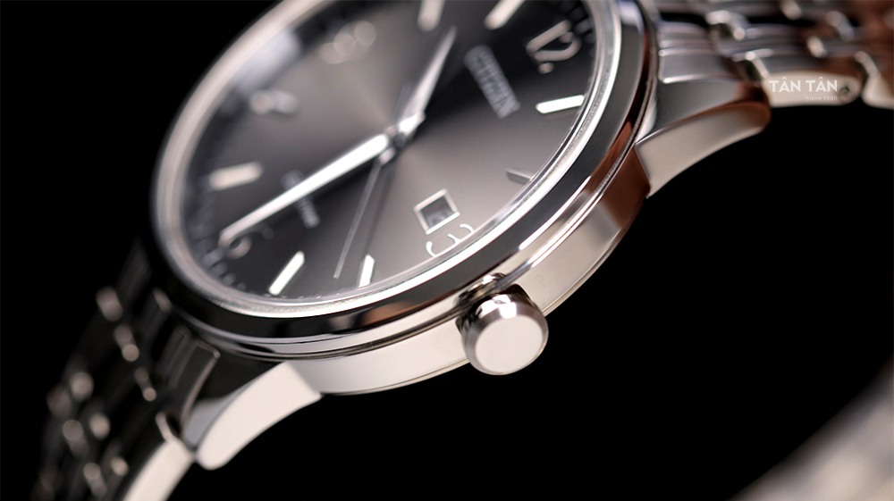 Đồng hồ Citizen BM7300-50E - Núm chỉnh giờ tròn đồng nhất với bộ vỏ chắc chắn được đánh bóng tỉ mỉ