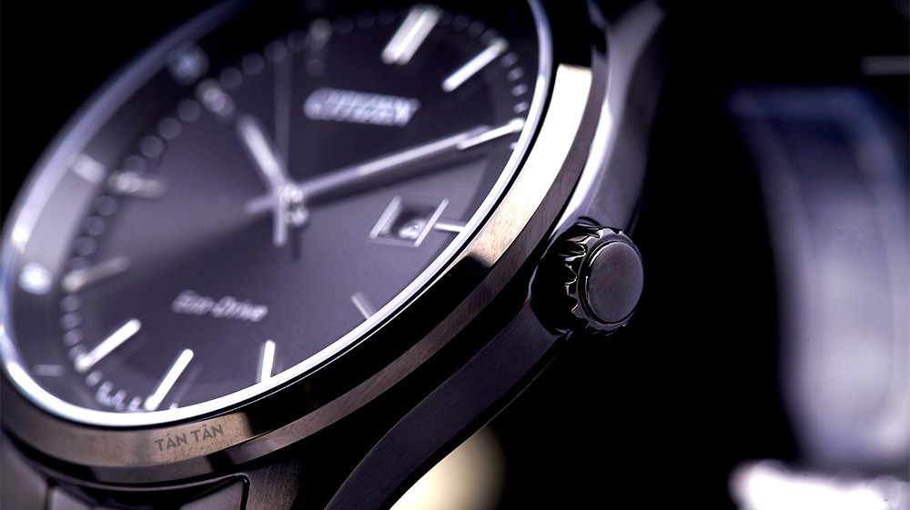 Đồng hồ Citizen BM7565-80E - Vỏ ngoài được đánh bóng sang trọng cùng núm chỉnh tại góc 3 giờ
