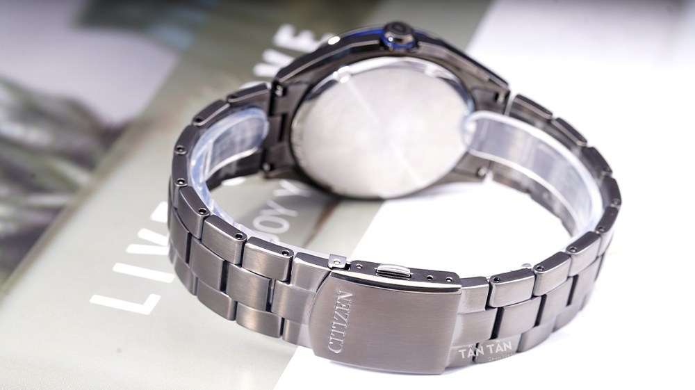 Đồng hồ Citizen AW1147-52L - Dây đeo 3 mắt chắc chắn cùng khóa gập tiện lợi