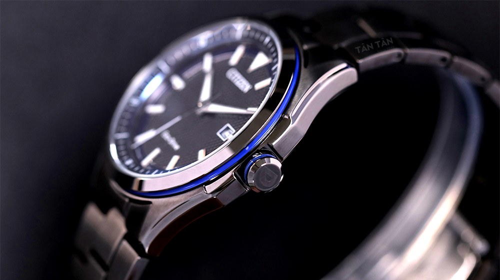 Đồng hồ Citizen AW1147-52L - Bộ vỏ thép được mạ ion đen thẩm thấu cùng núm chỉnh giờ to bản