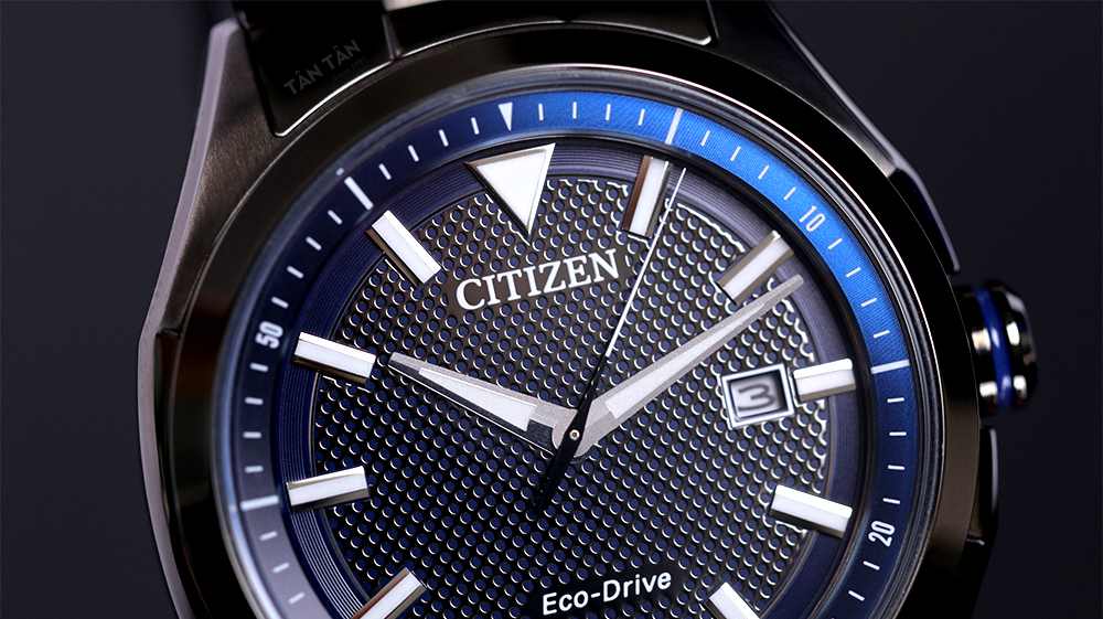 Đồng hồ Citizen AW1147-52L Mặt số cuốn hút với màu xanh đậm và vân lưới tròn