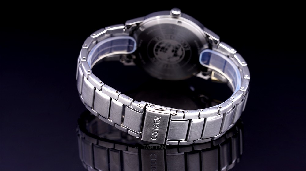 Đồng hồ Citizen AW1670-82A - Dây đeo bằng thép không gỉ với khóa gập khắc logo Citizen