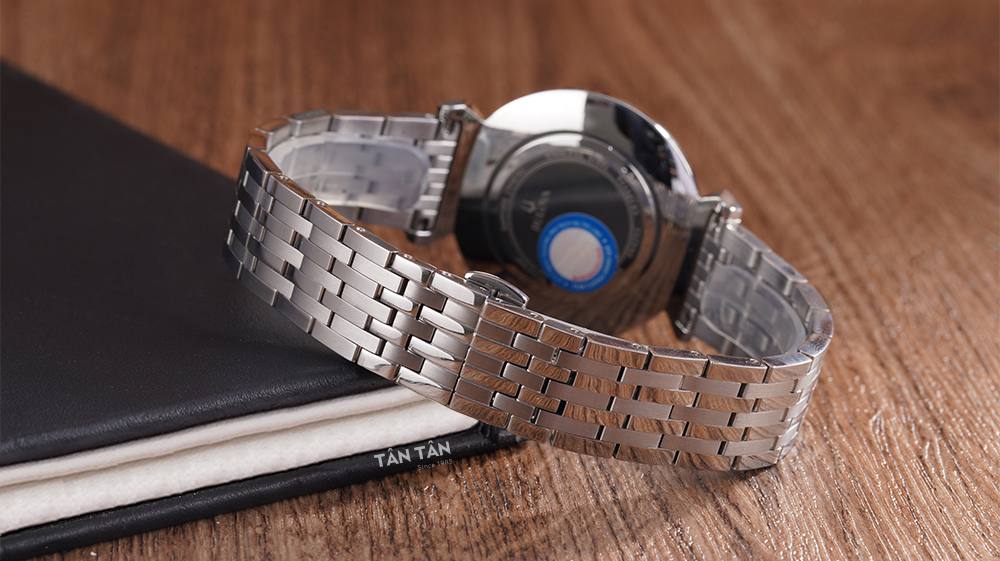 Đồng hồ Bulova 96A233 - Dây đeo 7 mắt mềm mại xen kẽ đánh bóng và thớ mờ cực thu hút