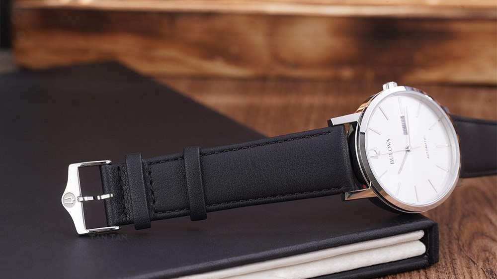 Đồng hồ Bulova 96C130 - Dây đeo bằng da mềm mại với khóa cài tiện lợi của Bulova 96C130