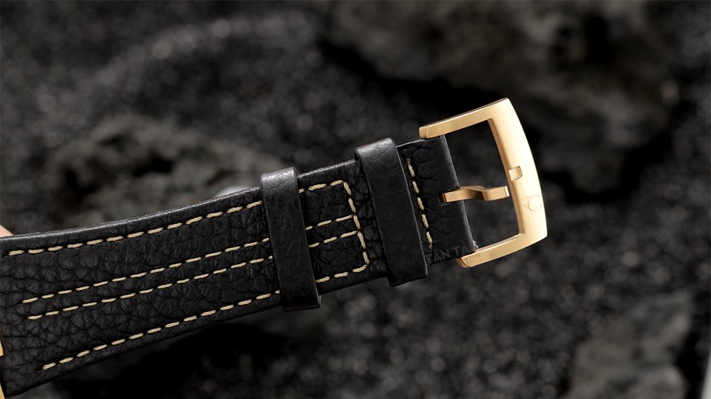 Đồng hồ Bulova 97A148 - Dây da may chỉ vàng nổi bật cùng khóa cài truyền thống