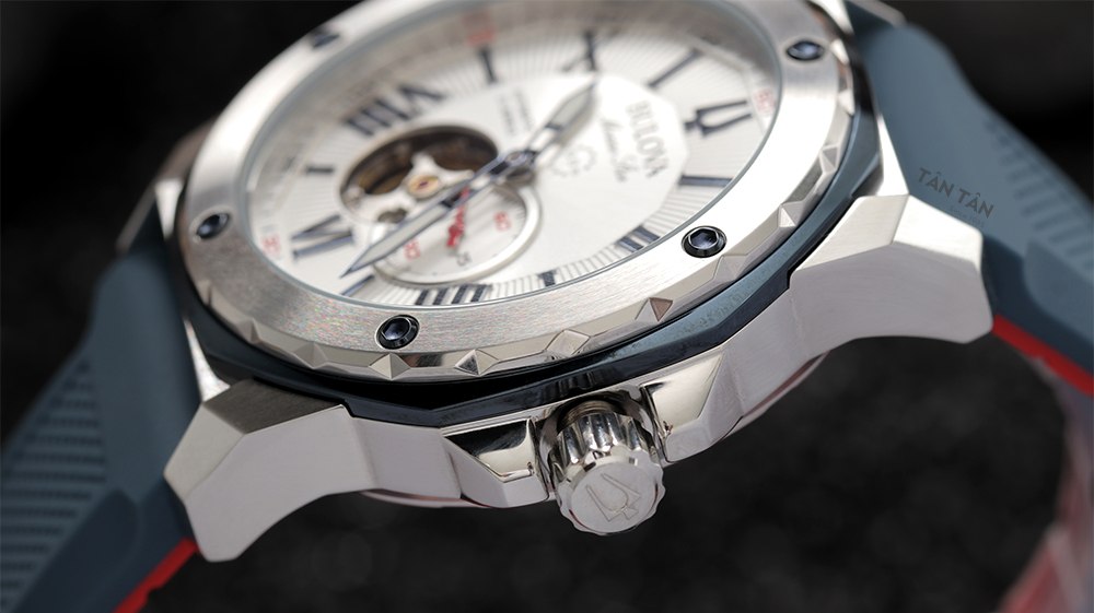 Đồng hồ Bulova 98A225 - Niềng bezel và núm chỉnh giờ của Bulova 98A225