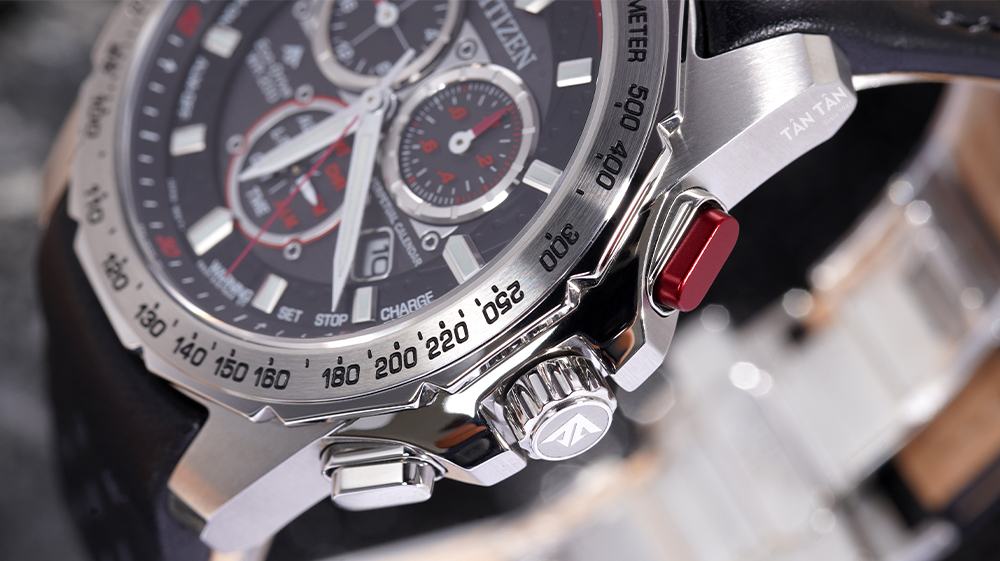 Đồng hồ Citizen BL5570-01E - Núm chỉnh cùng 2 nút bấm giờ Chronograph đặc trưng