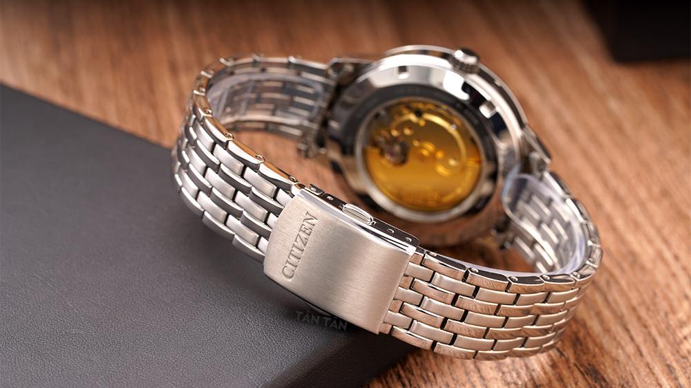 Đồng hồ Citizen NJ0080-50E - Dây đeo 7 mắt cùng khóa gập chắc chắn của Citizen NJ0080-50E
