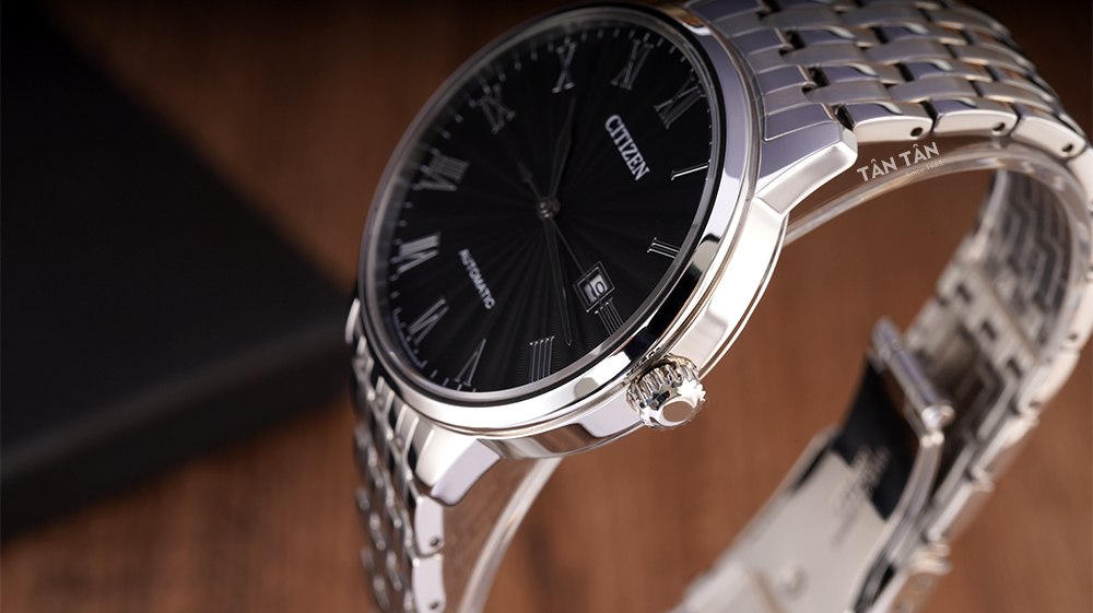 Đồng hồ Citizen NJ0080-50E - Bộ vỏ cùng niềng bezel được đánh bóng ấn tượng, cao cấp