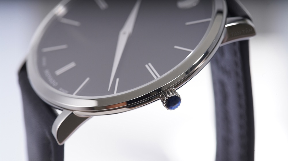 Đồng hồ Movado 0607086 - Bộ vỏ mỏng nhẹ bằng thép không gỉ được đánh bóng với núm chỉnh giờ nhỏ gọn