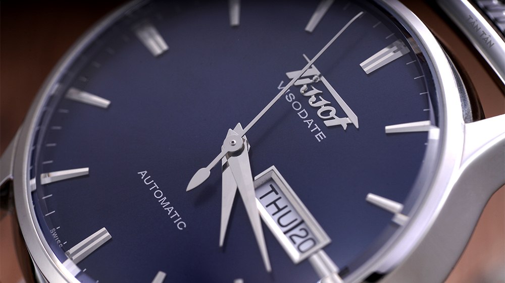 Đồng hồ Tissot T019.430.11.041.00 - Bộ kim dauphine với lịch ngày-thứ tại góc 3 giờ của Tissot T019.430.11.041.00