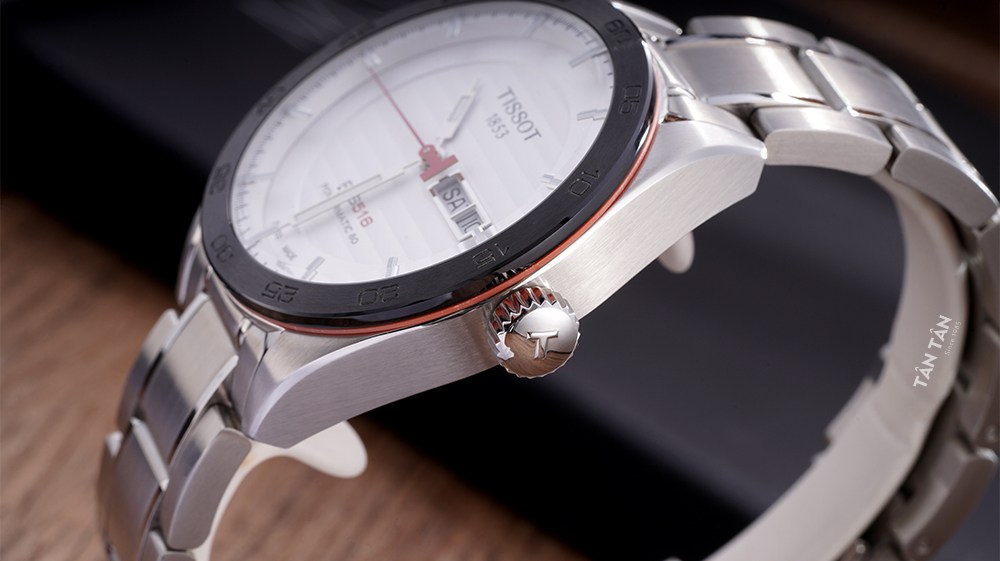 Đồng hồ Tissot PRS 516 T100.430.11.031.00 - Bộ vỏ thép không gỉ đánh phay xước với niềng ceramic đen làm điểm nhấn 