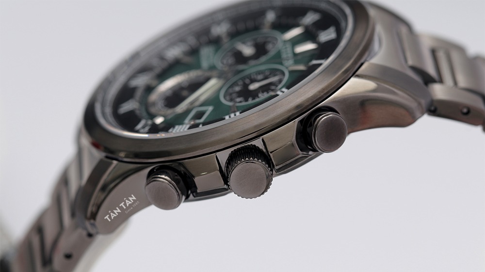 Đồng hồ Citizen BL5547-89X - Núm chỉnh cùng với 2 nút bấm giờ đặc trưng với nút Start/Stop ở góc 2 giờ và góc 4 giờ là nút Reset/Function