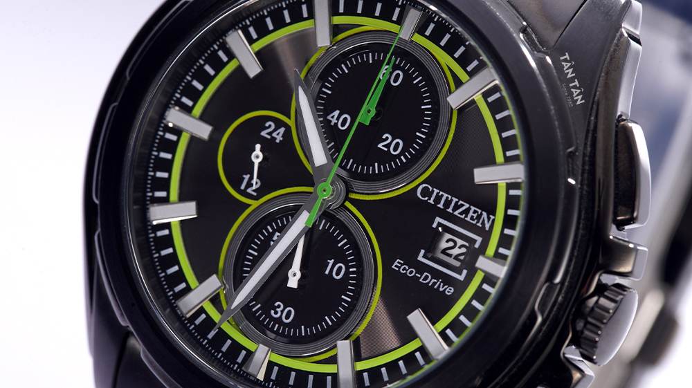 Đồng hồ Citizen CA0275-55E Mặt số màu đen họa tiết vân cuốn hút điểm xuyết màu xanh chartreuse nổi bật